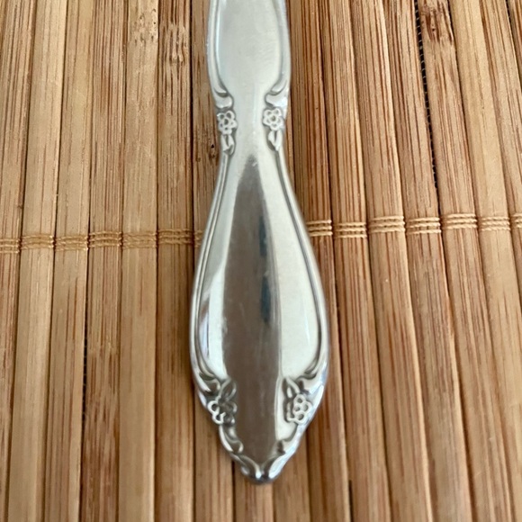 MCM Oneida USA 10-Piece Berkeley Square Victorian Rosette Stainless Flatware Set - Picture 4 of 5